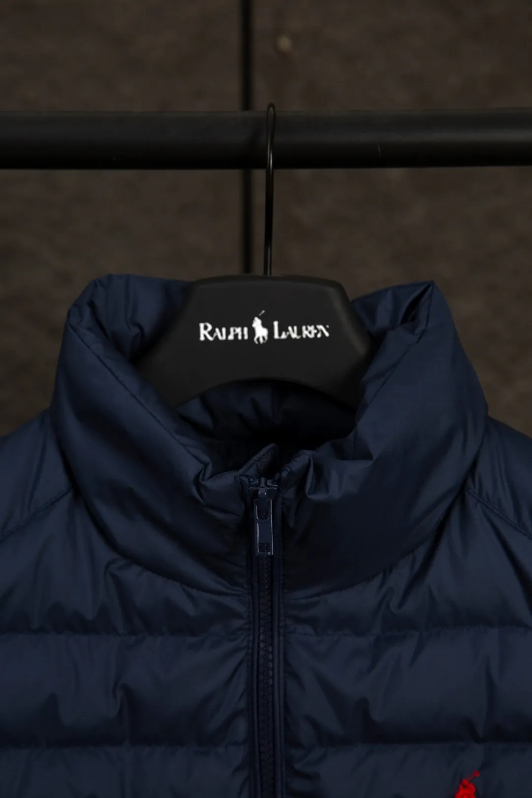 P340 Actual Photos [Popular in Winter] Style No.: 25125# Color: Black/Navy Blue/Almond Size: S-XL - Ralph Lauren/Ralph Lauren 2025FW Popular Winter Item Stand Collar Three-Zip Couple Style Rib Down Vest Vest - Craftsmanship 400T diamond-proof nylon on the face Grid down filling inside 400T high-density gallbladder isolation - Correct slightly waisted version on both sides The placket is made of cotton webbing and has double zipper pockets on both sides - RL's hottest vest this year. Out of stock at counters. A treasure item with a winter atmosphere. It comes in three basic colors. It can be worn by both men and women, especially the creamy white with a warm red feel. Comes with a beauty filter, which girls love. The overall fluffiness is just right. It is light and not bloated. It is very chill. It can enhance the overall fashion sense whether worn outside or inside.